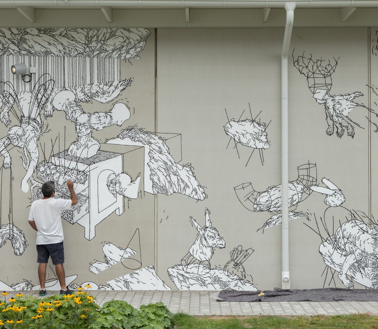 Muhammad Ali arbetar med väggmålningen Under stenen.