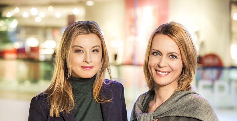 Synar OTA:er i sömmarna. Sanne Olsson och Inger Ljung Olsson är programledare i SVT Plus. Foto: Janne Danielsson/SVT 