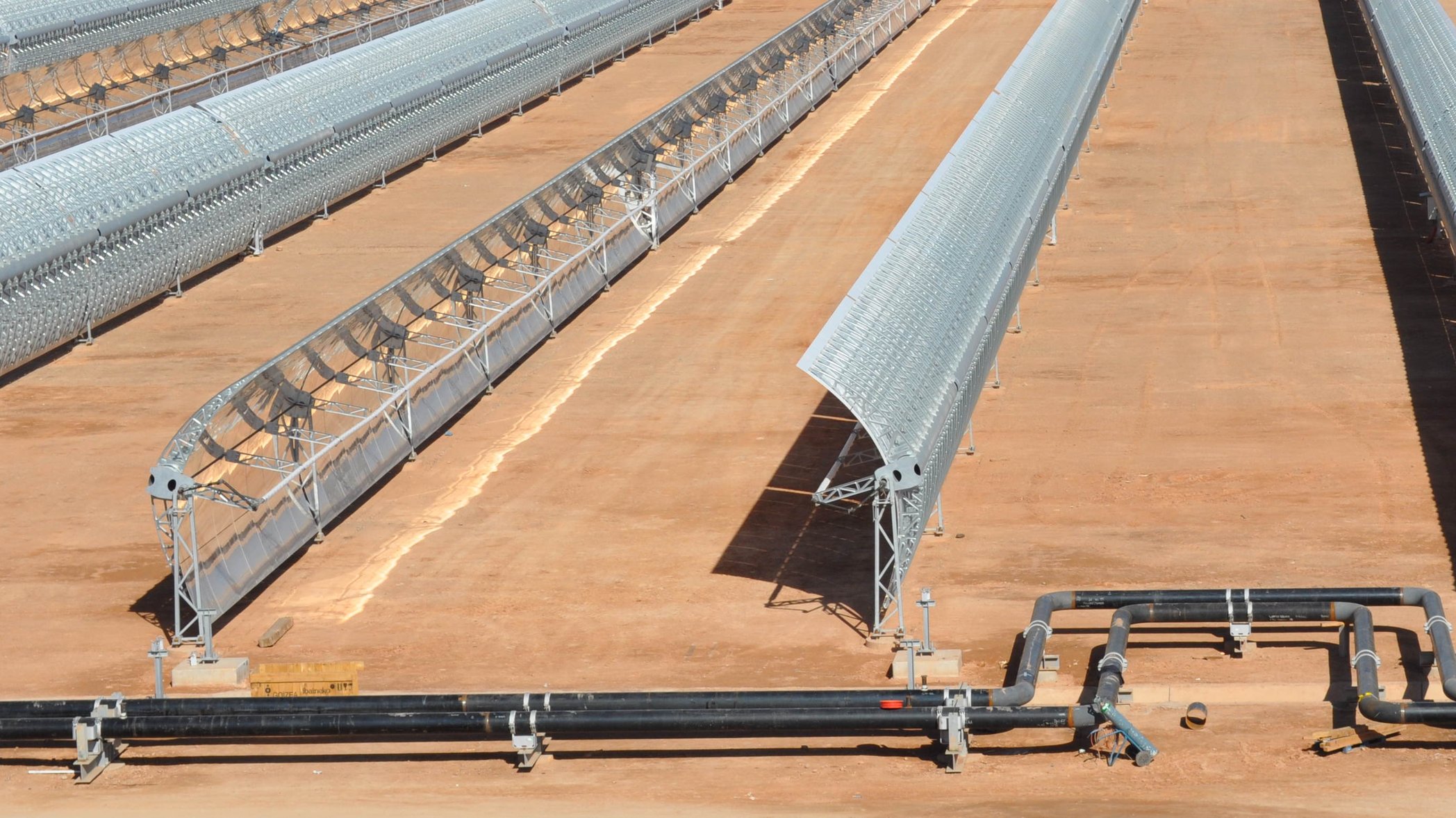 Solstrålar får vatten att koka och ångan driver turbiner som genererar elektricitet. Foto: Acciona