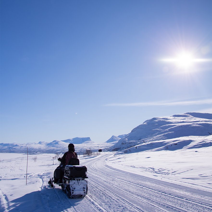 sn&ouml;skoterf&ouml;rare betraktar lapporten fr&aring;n skotern