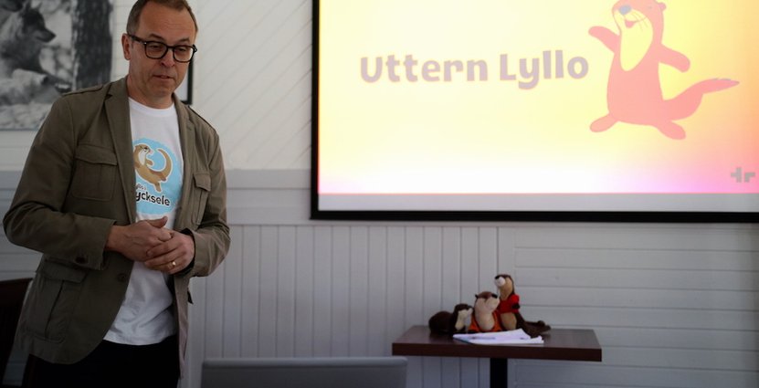 Nils Arviddson, art director på kommunikationsbyrån TR, presenterar Lyckseles nya maskot. 