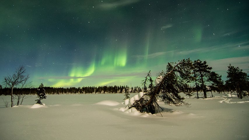 Outdoor North snöskovandring norrsken