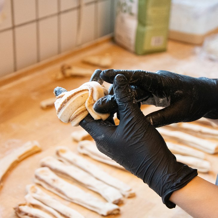 kanelbullar snurras ihop i bageriet i Bj&ouml;rkliden