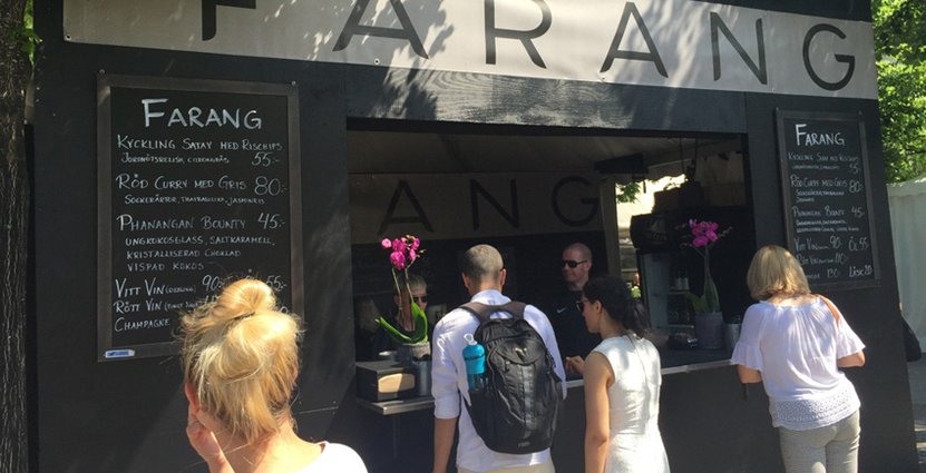 Sydostasiatiska restaurangen Farang serverar mat ur svartmålat tält med hög rockmusik. 