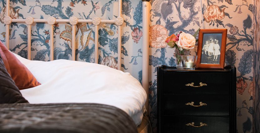 Rummen i Strandvillan har Bettina Selsjö och Åsa Nilsson inrett i sekelskiftesstil med jugendtapeter och antika möbler 