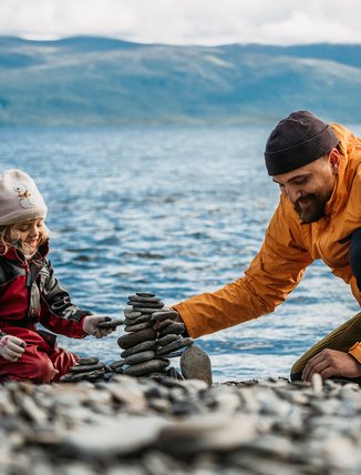 en dotter bygger stentorn med sin pappa