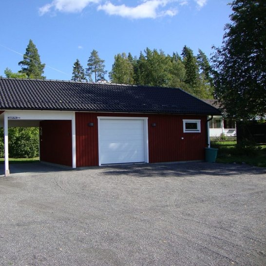 Garage och carport med takskjutport i takfallssida