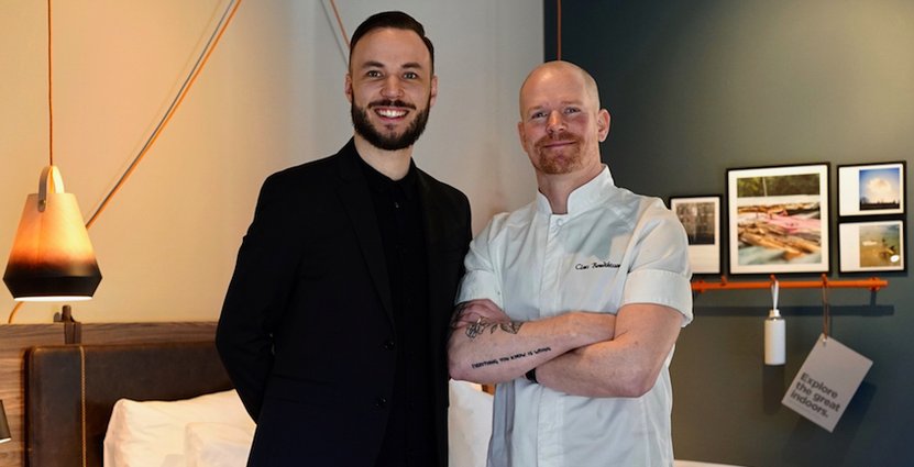 Johan Mata och Claes Benediktsson, fotade i hotellets visningsrum, som likt restaurangen har en rustik känsla.  
