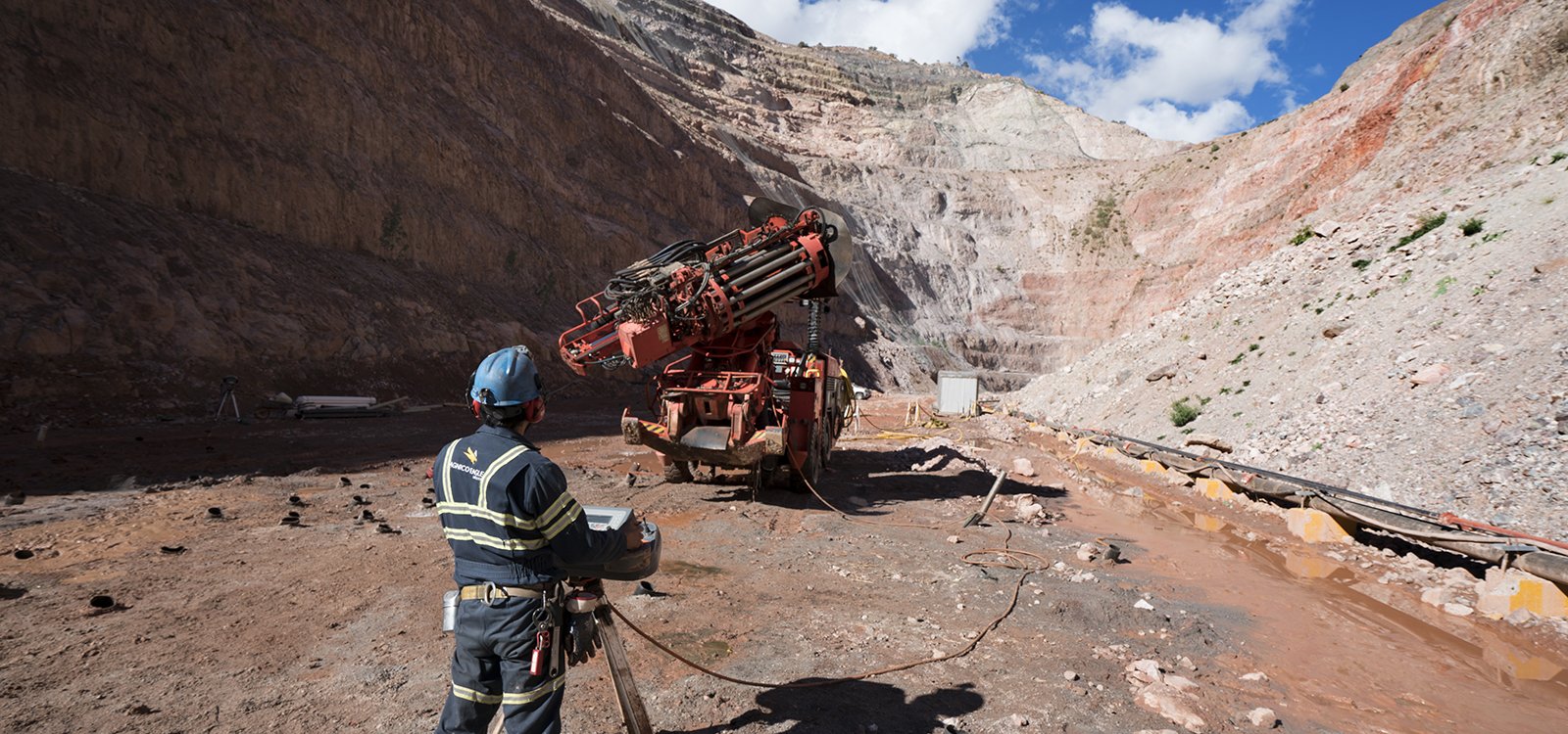 <p>By remotely operating Sandvik DL411, the operator and support staff can be well clear of any potential risks with no drop in productivity.</p>