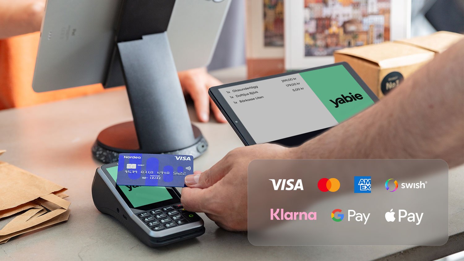 Kund betalar smidigt med kort i modern butik via Yabies kassalösning