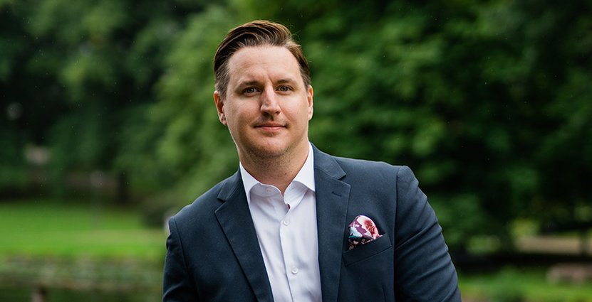 Jonas Eklund, ny vd för Quality Hotel Grand i Borås har låtit skänka gamla hotellinventarier till sju grundskolor. Foto: Niclas Locksén, R3 Studio.