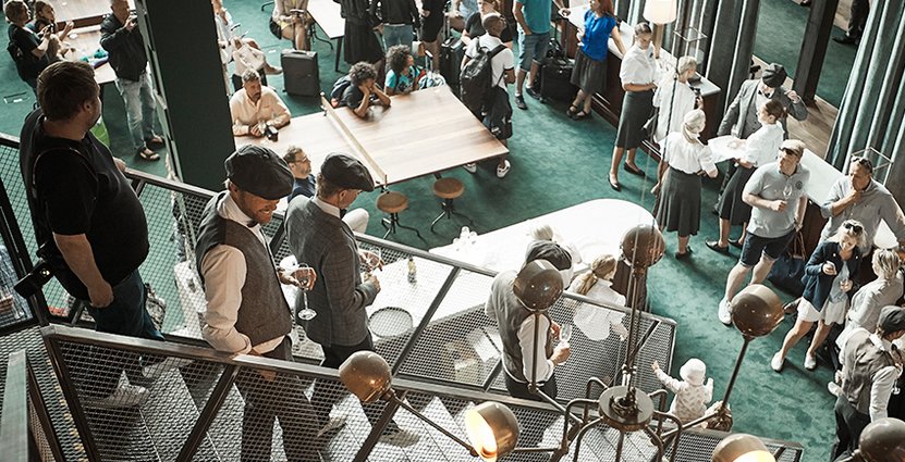 Under invigningsfesten blev den nya lobbyn en snackis. 