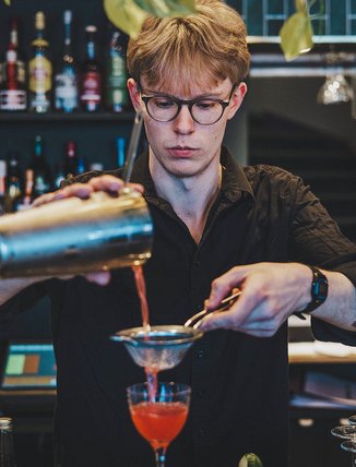 bartender silar en r&ouml;d cocktail
