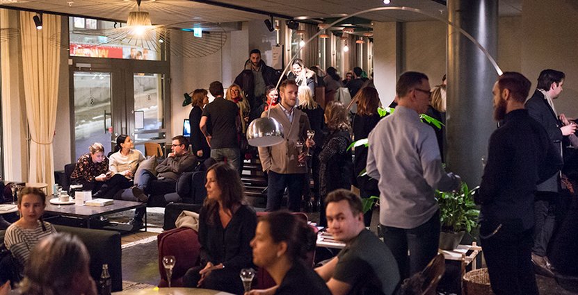 Härligt branschmingel när nomineringarna till Årets unga branschstjärna presenterades på And Hotel i Stockholm. Foto: Erik Ardelius