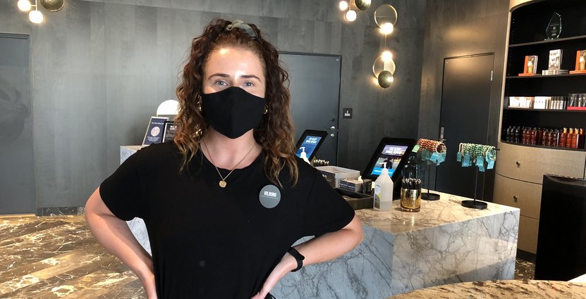 Personal med munskydd möter gästerna på Nordic Choice Hotels från och med nästa vecka. 
