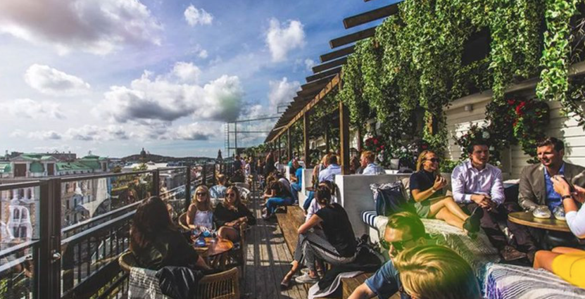 Det har knappt varit några klagomål sedan uteserveringarna<br />
 i Stockholm fick utökade öppettider 2016. Foto: Besöksliv