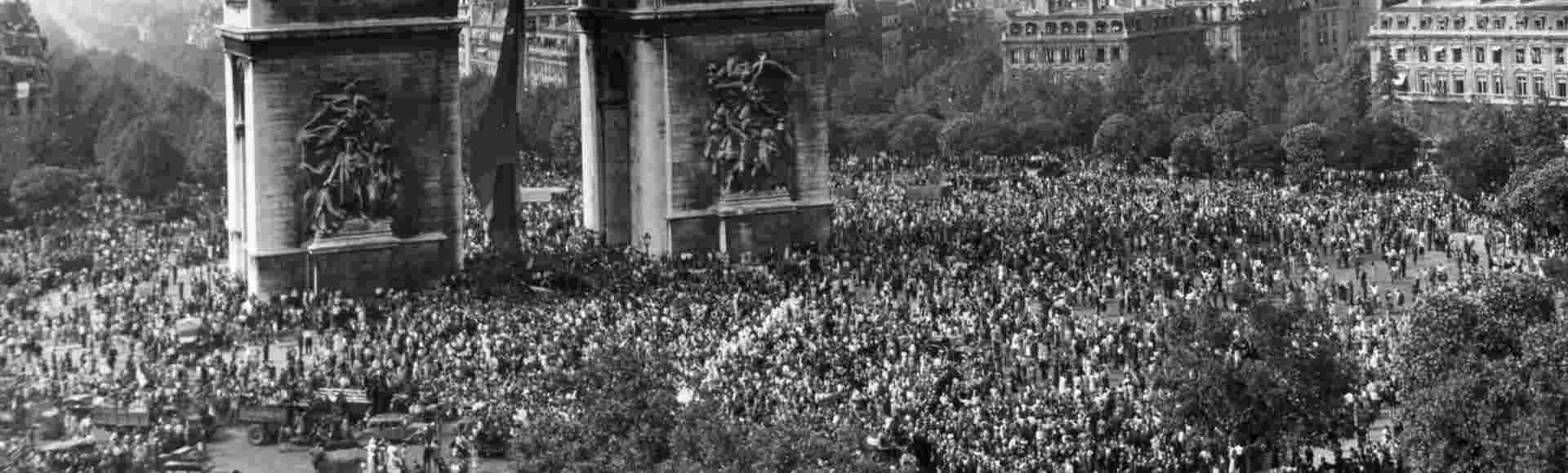 Parisians gather around the Arc de Triomphe as Allied forces liberate the city. Credit: RBM Vintage Images / Alamy Stock Photo.