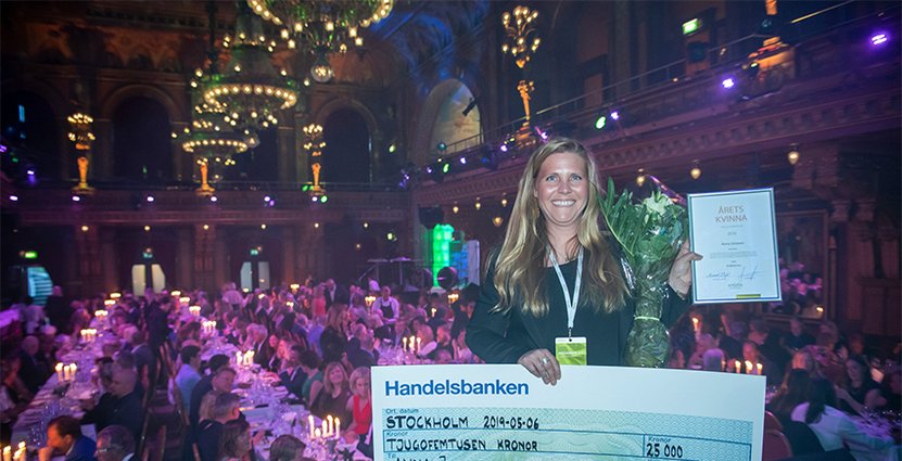 Anna Jonsson tilldelades utmärkelsen Årets Kvinna i<br />
 Besöksnäringen på Visitadagen 2019. Foto: Visita