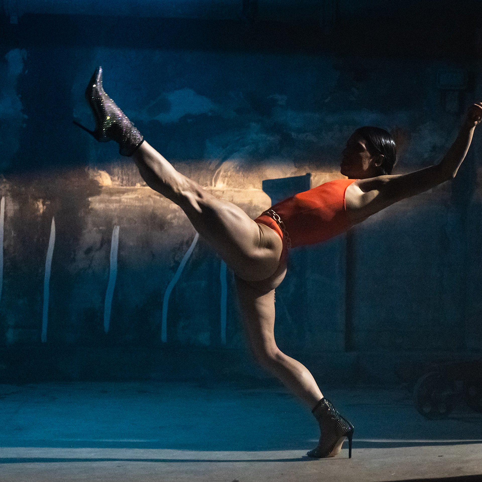 Bild på dansaren och koreografen Daniel Proietto​ med vänster ben upp i luften.