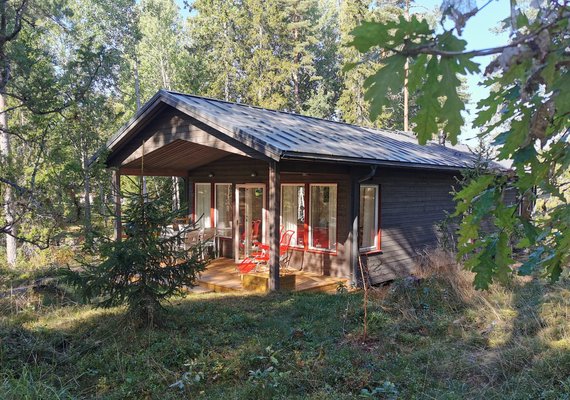 Fritidshus i skogen med Saxtakstolar