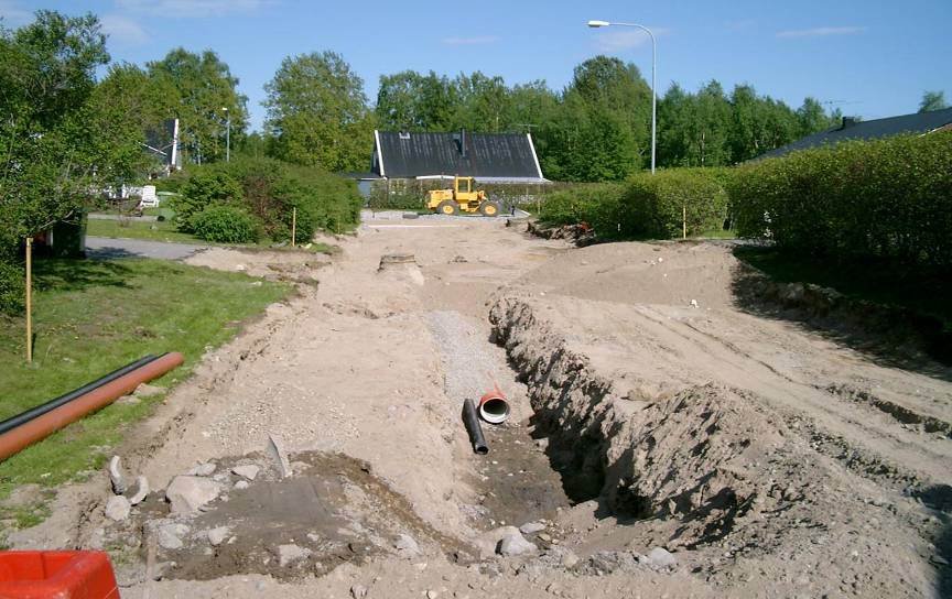 Ledningar i gatan p&aring; villaomr&aring;det