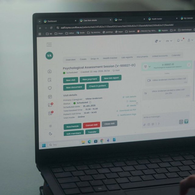 Viktor Andersen arbejder i Curoflow på sin bærbare computer