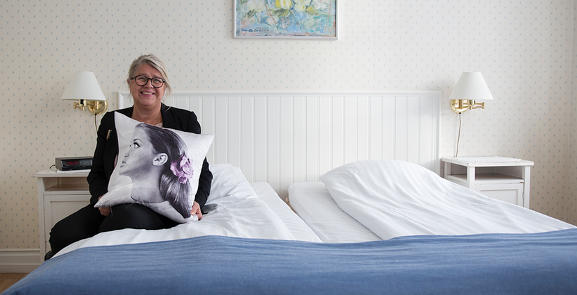 Lill-Babs dotter Monica Svensson, som är receptionist på Järvsöbaden,<br />
 har varit med och inrett rummet. Foto: Annika Goldhammer