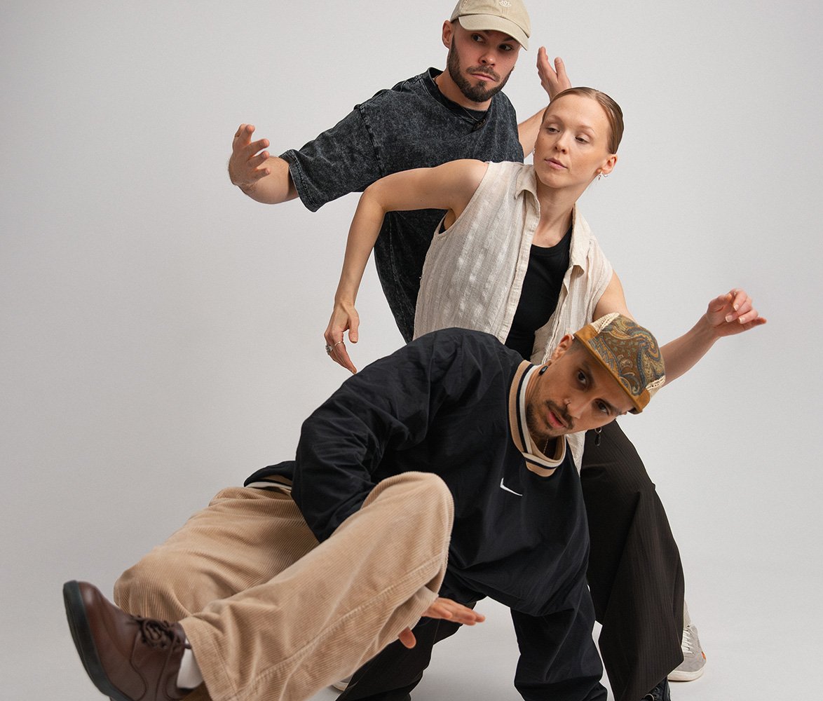 Tre dansare i ledig klädsel.