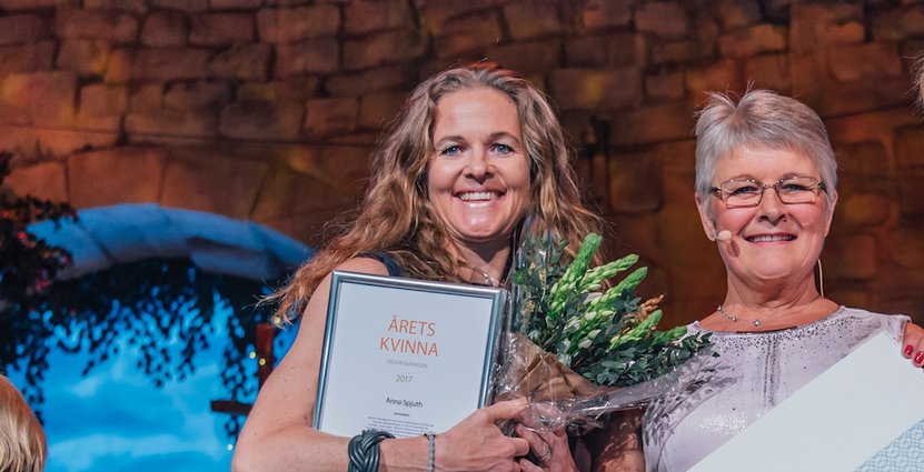 Anna Spjuth tar emot Visita-priset som är startat i Maud Olofssons namn. 