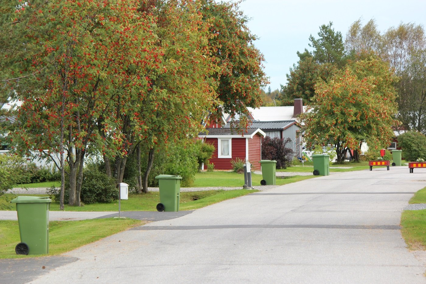 Villaområde med gröna kärl utställda