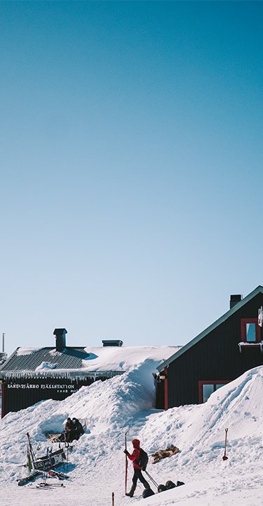 L&aring;ktatj&aring;kko fj&auml;llstation en solig dag med m&auml;nniskor som sitter i sn&ouml;soffor utanf&ouml;r