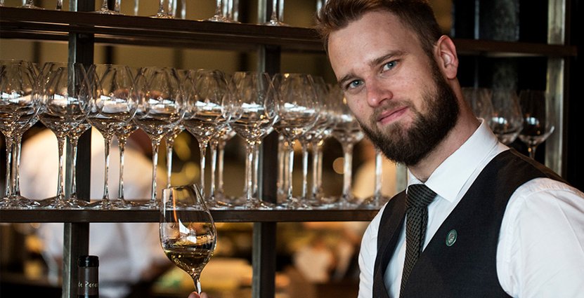 På nytt jobb. Sommelieren Hans Wejnefalk Larsson kommer närmast från jobb på vinbar i London. Nu har kan kommit hem till Oaxen i Stockholm. 