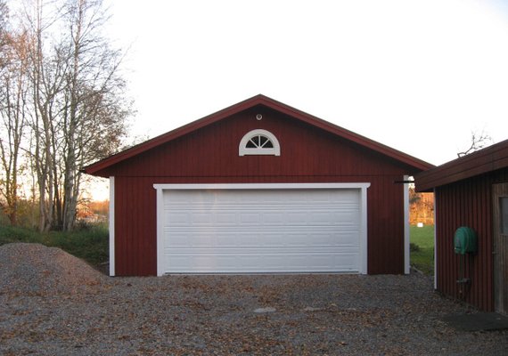 Garage med bred port