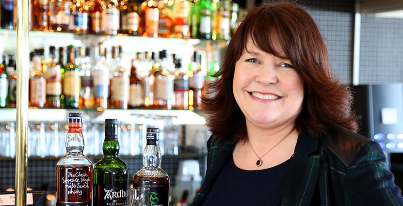 Susan Stenström lär ut sina whiskykunskaper till konferensgäster. 