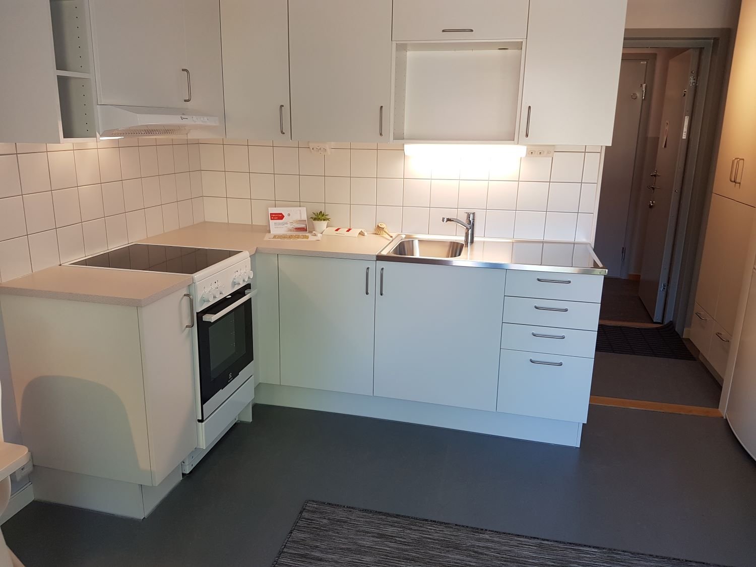 Studentroom, private kitchen. Stove, oven, sink, cupboards.