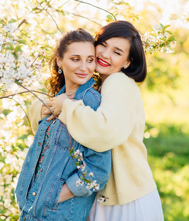 7 heta romanceböcker att läsa våren 2023