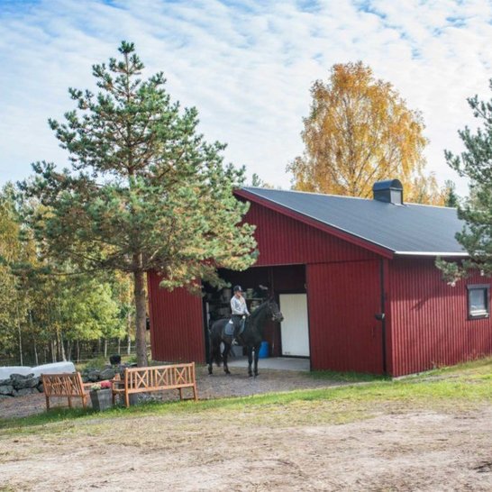 Single entry red barn