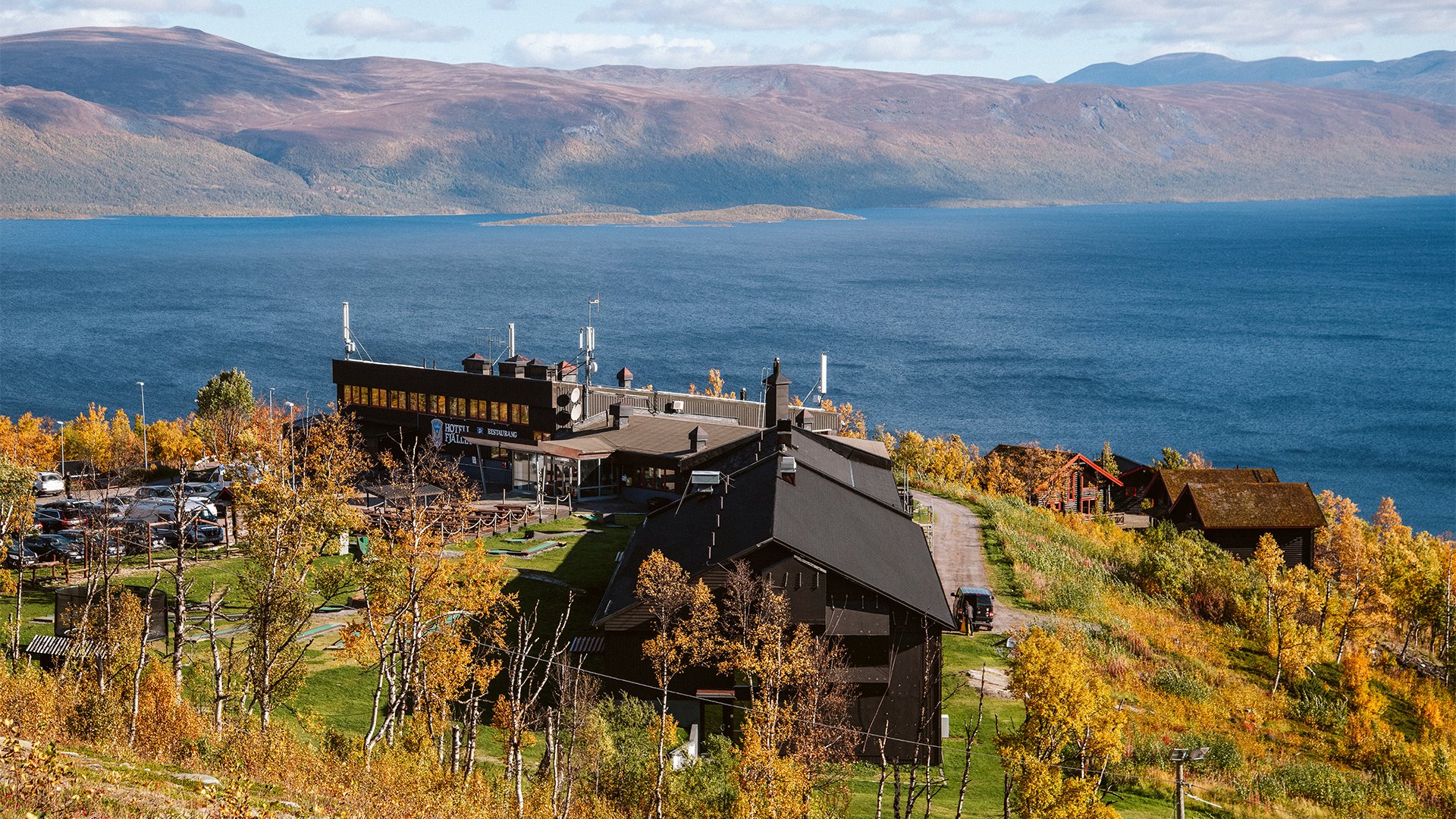 Hotell Fj&auml;llet med Tornetr&auml;sk och fj&auml;lltoppar i bakgrunden en solig h&ouml;stdag