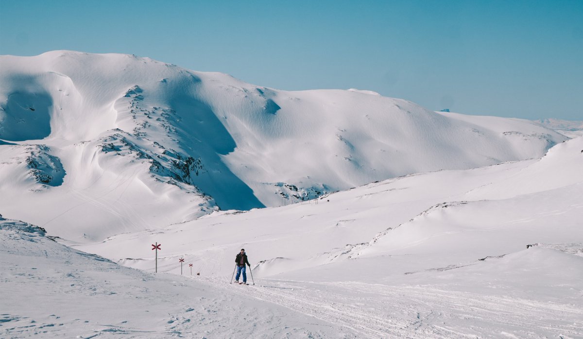 kvinna p&aring; turskidor p&aring; v&auml;g mot L&aring;ktatj&aring;kko Fj&auml;llstation