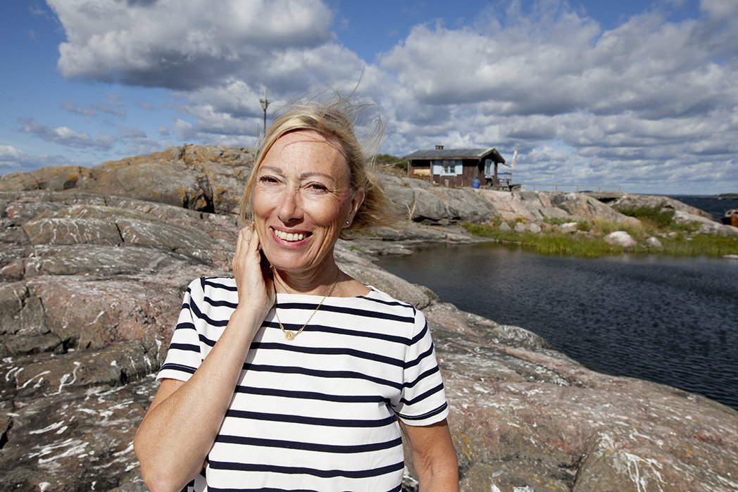 Sophia Jansson framför Tove Janssons hus på sommarön Klovharun. Foto: Johanna Stenius