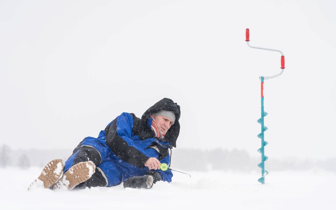 Ice fishing in Torne river