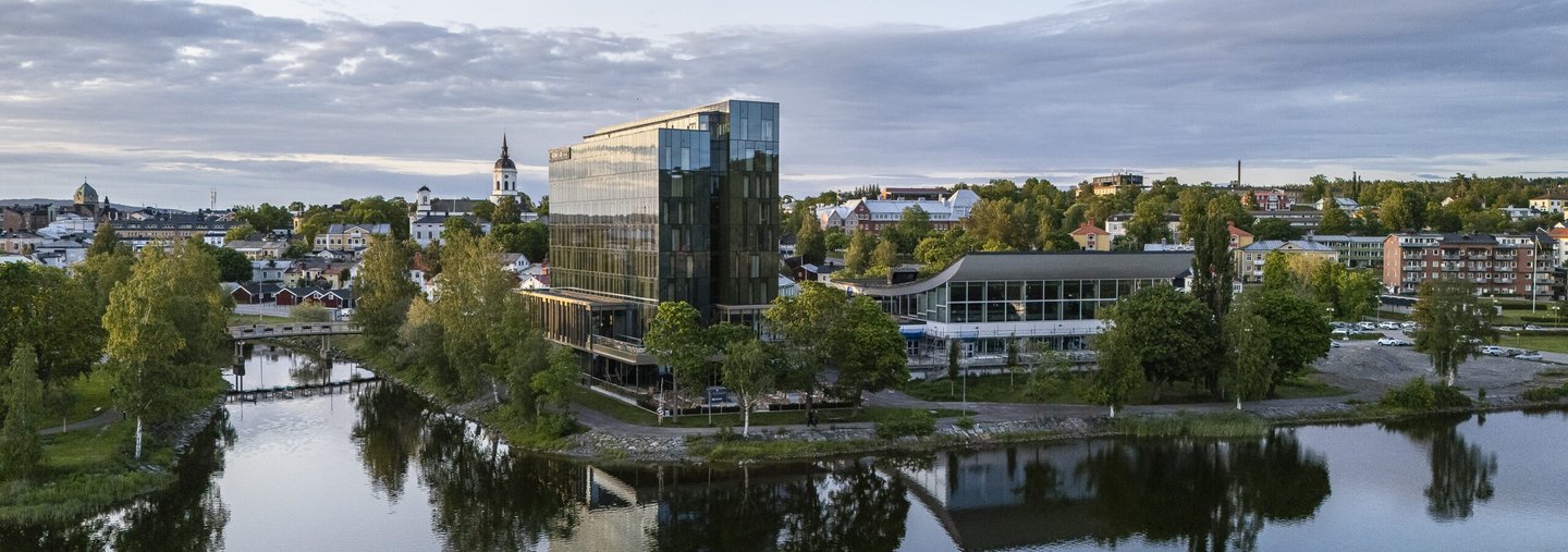 Somrig bild av Hernö Gin Hotells fasad i kvällsljus