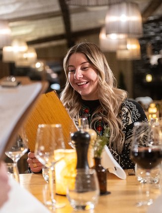 kvinna l&auml;ser meny i Restaurang Lapporten