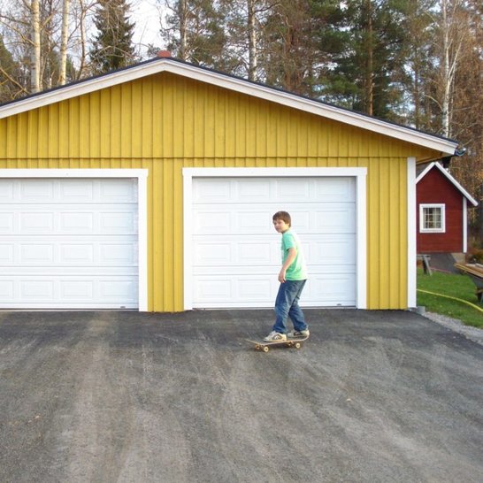 Garage med asfalterad uppfart