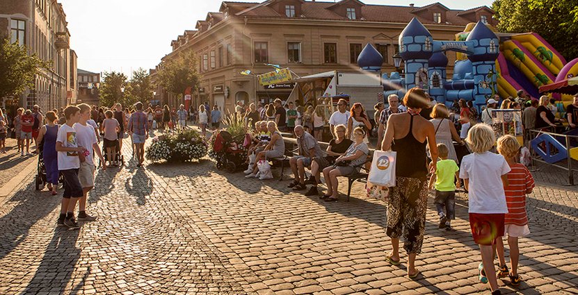 I Varberg pågår sommarsäsongen in i september, nu lockar det varma vattnet och evenemang som skördefesten Farmers Market och den nya musikfestivalen – Future fall.  