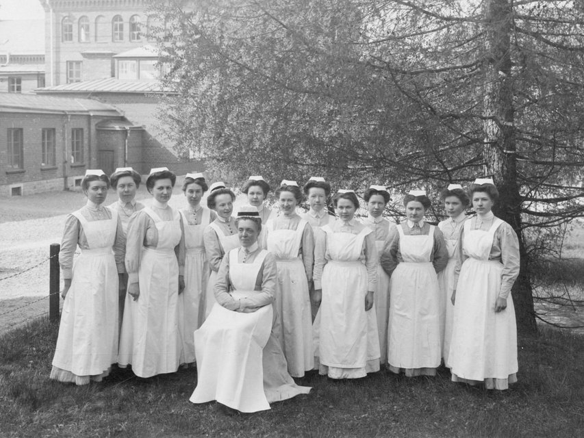 Sophiasystern Elisa Paykull, föreståndarinna för Falun Länslasarett, med en grupp sjuksköterskor, Falun, första hälften av 1900-talet. Bertha Wellin var sjuksköterska i Falun mellan 1896-1900.