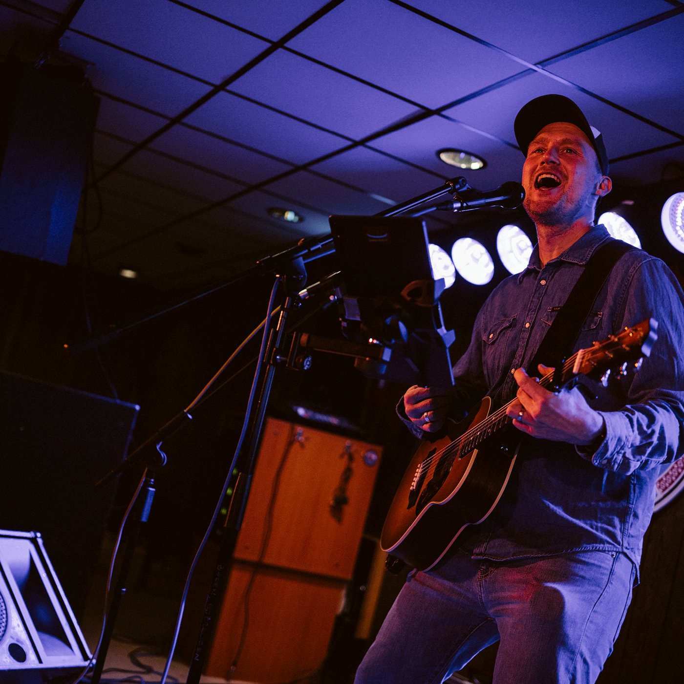 trubadur som spelar livemusik