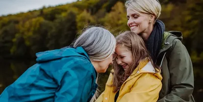 Mysafetys samfunnsansvar. Mor, datter og besteforeldre er ute og glade.