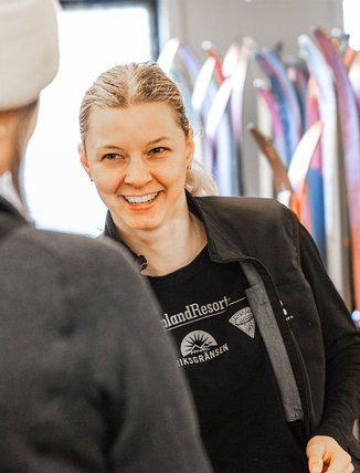 kvinnlig personal bem&ouml;ter g&auml;st i sportshopen