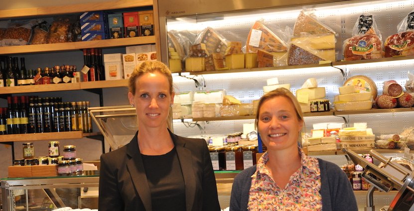 Framför delikatessdisken står Lina Gabrielson, vd på hotellet och Åsa Linnmann, som ansvarar för driften av hallen. 
